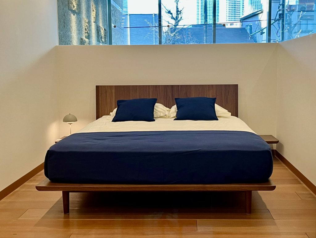 レザーホーム目白台ギャラリー2階に日本ベットのクイーンサイズベッドを展示しました