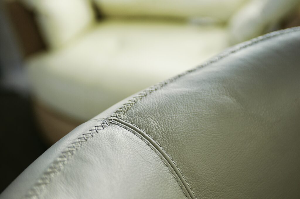 本革ソファにはひび割れしやすいソファがある？「銀面」の本革ソファを選ぼう！